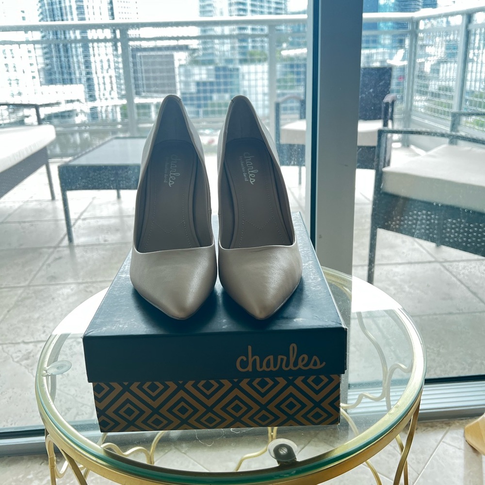 NWOT Charles by Charles David Tan Pumps size 8